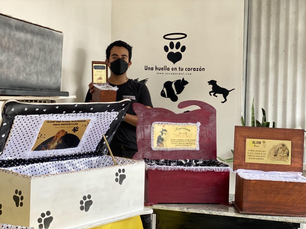 Joven emprendedor crea los primeros ataúdes para mascotas en El Salvador