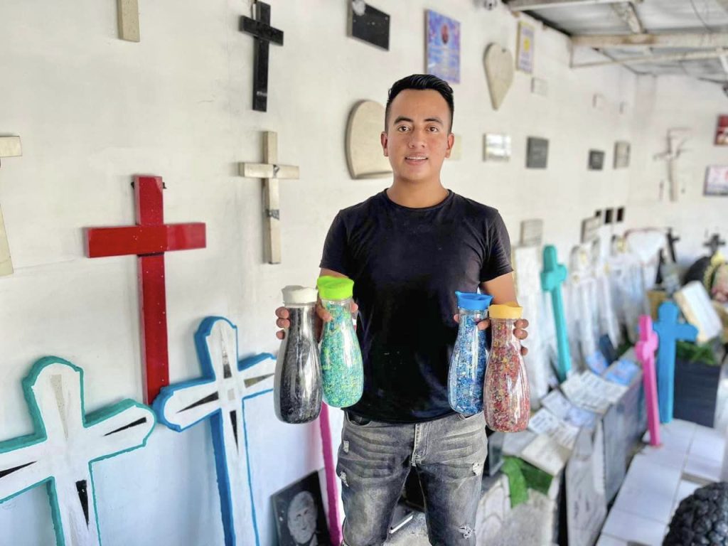 Emprendedor Salvadoreño crea las primeras cruces a base de concreto y plástico reciclado